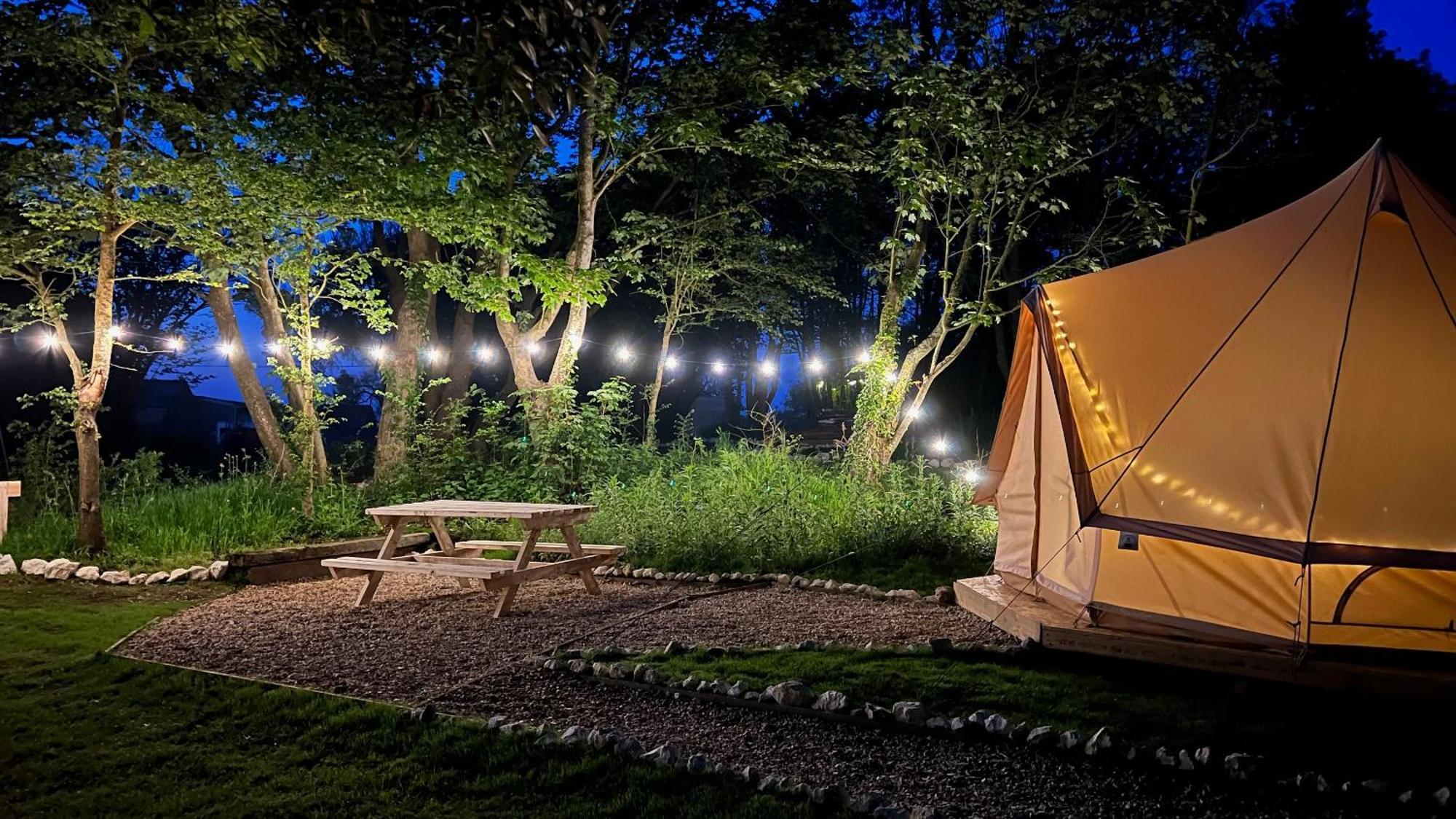 Hotel Glamping At Camp Corve Chale Exterior foto